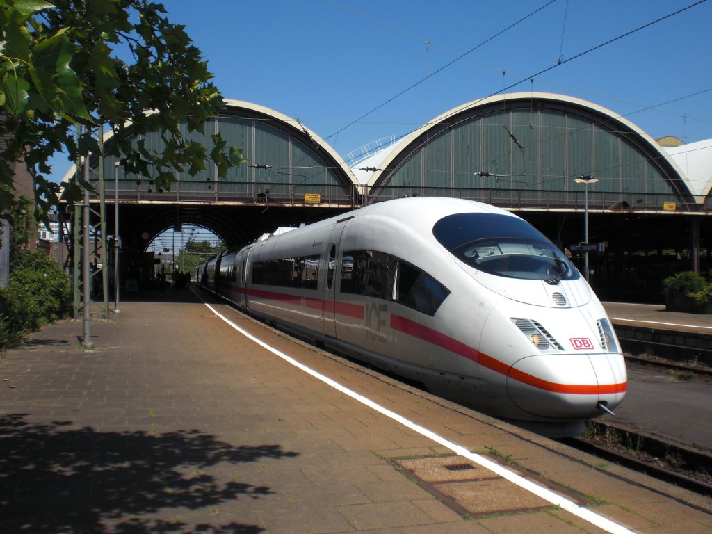Am 13.6.2009 steht 406 007-5 „Hannover“ im Hbf von Mnchengladbach.