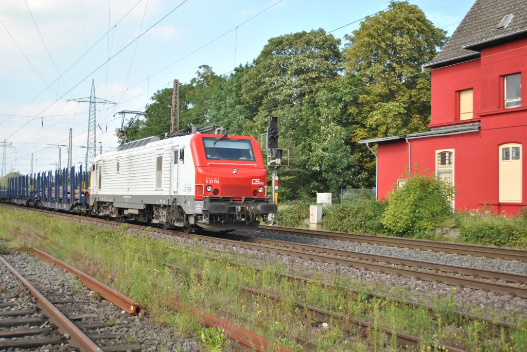 Am 17.8.2011 zieht E 37 519 einen Gterzug durch Ratingen-Lintorf.