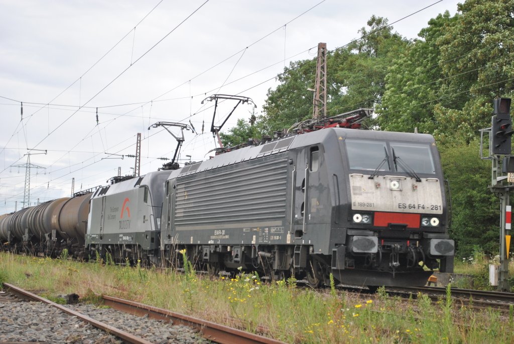 Am 18.7.2011 ziehen ES 64 F4-281 und ES 64 U2-029 einen Gterzug durch Ratingen-Lintorf.