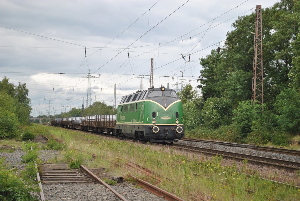 Am 18.7.2011 zieht eine V200 einen Gterzug durch Ratingen-Lintorf.