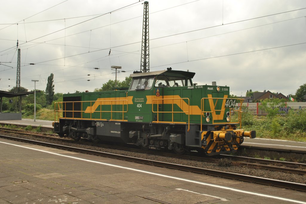 Am 20.6.2011 steht 404 in Rheinhausen und wartet auf die Weiterfahrt.
