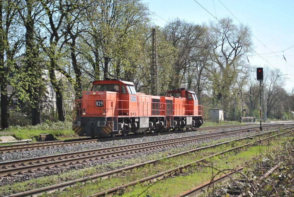 Am 2.4.2011 fahren 829 und 821 durch Ratingen-Lintorf.