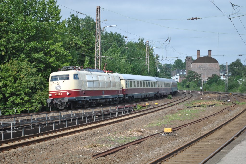 Am 3.7.2011 zieht 103 235-8 IC 2417 durch Mlheim (Ruhr) Hbf.