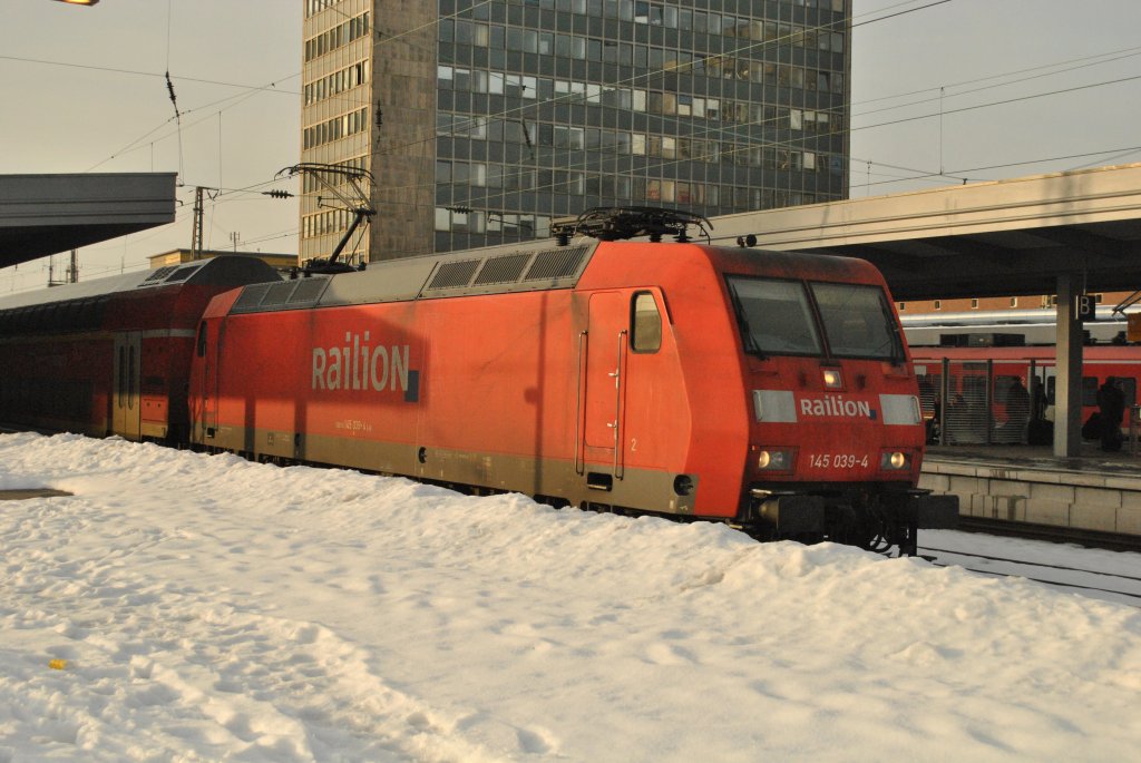 Am 4.1.2011 zieht 145 039-4 den RE2 nach Mnster (Westf.) aus dem Essener Hbf.