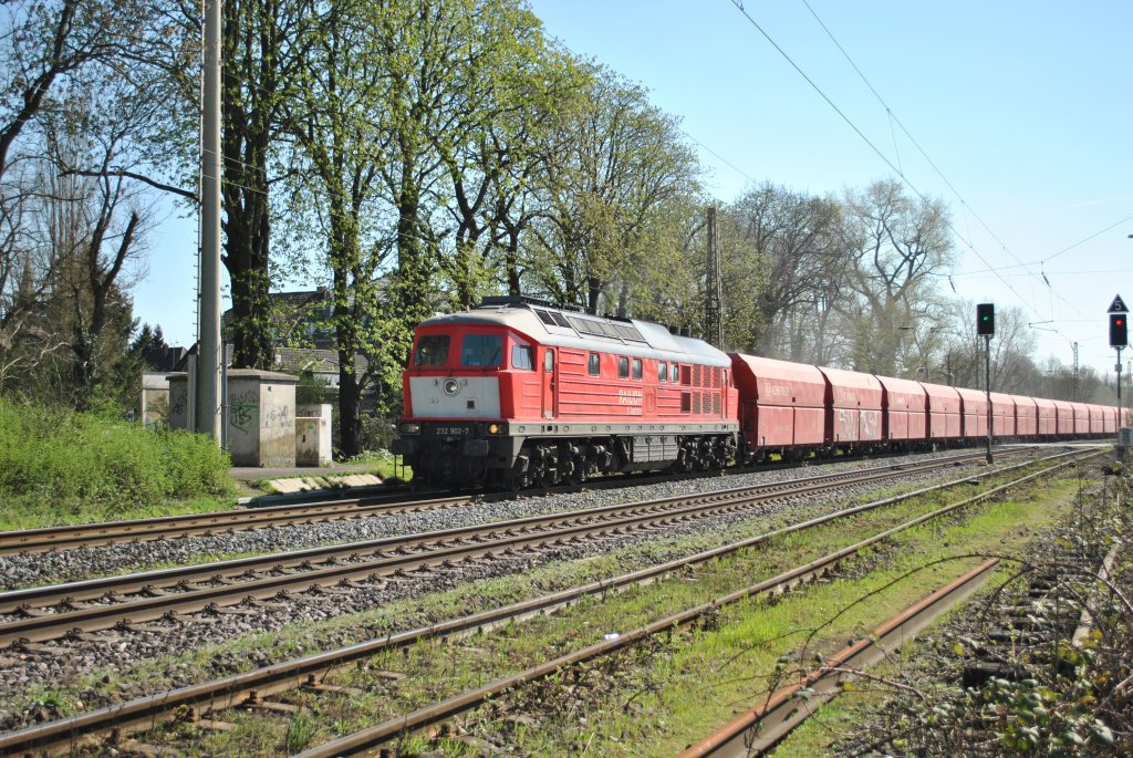 Am 4.2.2011 fhrt 232 902-7 mit einem Gterzug durch Ratingen-Lintorf.