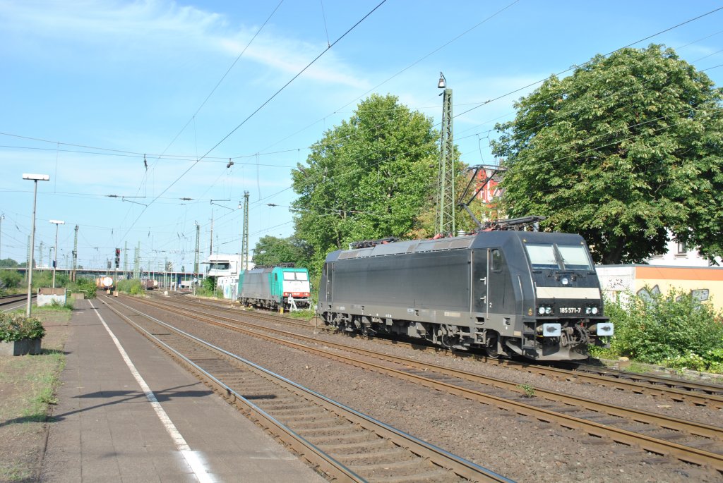 Am 5.7.2011 fhrt 185 571-7 solo in Rheinhausen Gbf ein.