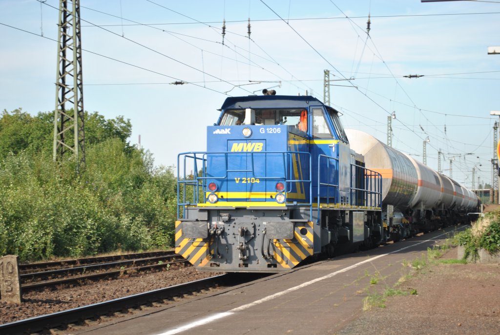 Am 5.7.2011 zieht V2104 einen Kesselwagenzug durch Rheinhausen.