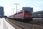 Am 18.7.2010 zieht 110 425-6 einen Verstrkerzug aus dem Essener Hbf in Richtung Bochum.