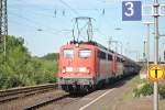 Am 5.7.2011 ziehen 140 810-3 und 140 805-3 einen Kohlezug durch Rheinhausen.