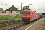 Am 20.6.2011 zieht 152 020-4 einen Gterzug durch Rheinhausen.