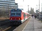 Am 1.4.2009 steht ein S-Bahn-Steuerwagen als S6 nach Essen Hbf in Dsseldorf-Rath.