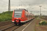 Am 20.6.2011 fhrt 425 069 als RB33 nach Aachen Hbf in Rheinhausen ein.