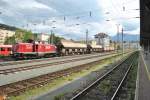 Am 12.8.2011 zieht V 83 einen kurzen Gterzug durch Salzburg Hbf.
