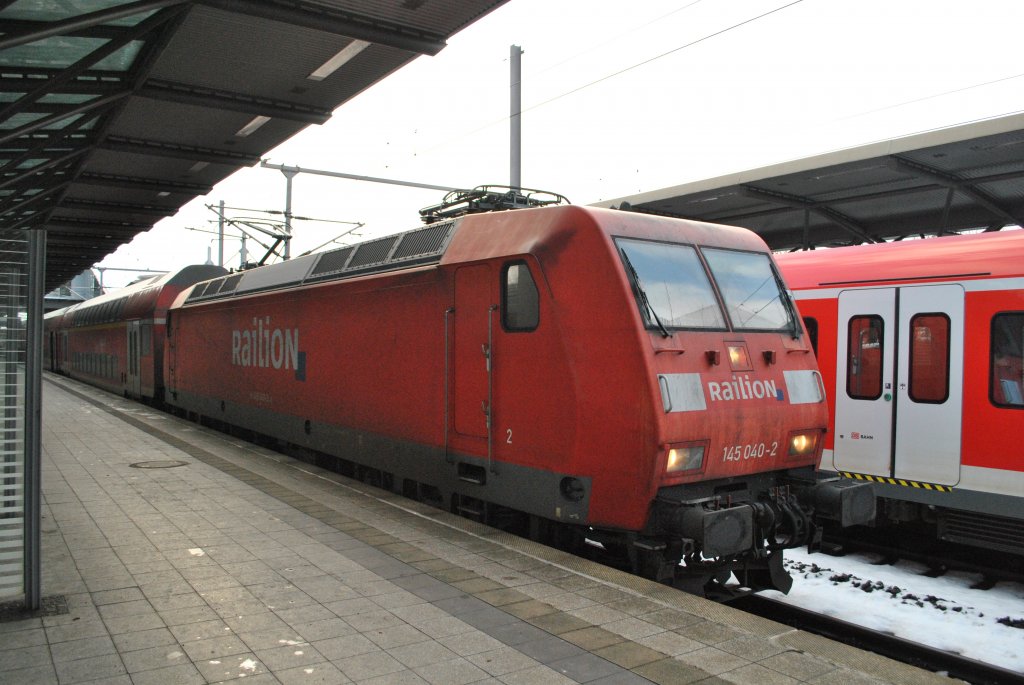 145 040-2 stheht am 2.1.2011 mit einem Regionalexpress in Dsseldorf Flughafen Fernbahnhof.