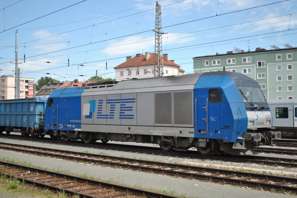 Am 12.8.2011 läuft 2016 909 „Janka” an einem Güterzug mit.