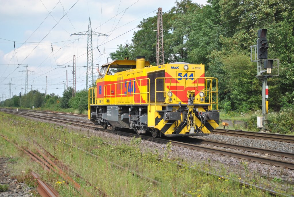 Am 17.8.2011 fährt E&H 544 solo durch Ratingen-Lintorf.