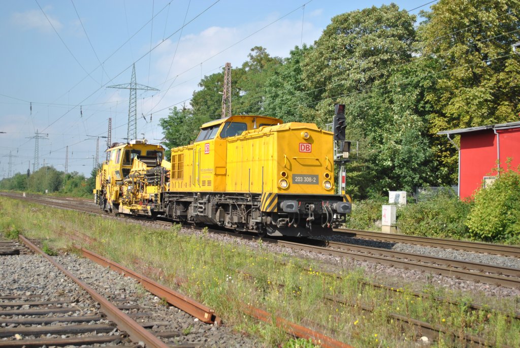 Am 17.8.2011 zieht 203 308-2 eine Gleisbaumaschine durch Ratingen-Lintorf.