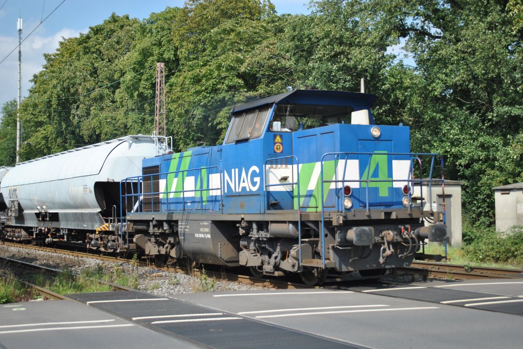 Am 17.8.2011 zieht NIAG 4 einen Getreidezug durch Ratingen-Lintorf.