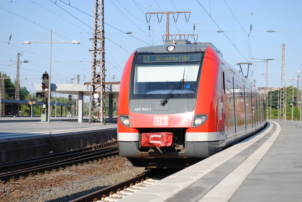 Am 18.7.2010 fhrt 422 042 zusammen mit 422 031 als S1 nach Dsseldorf Hbf in den Essener Hbf ein.