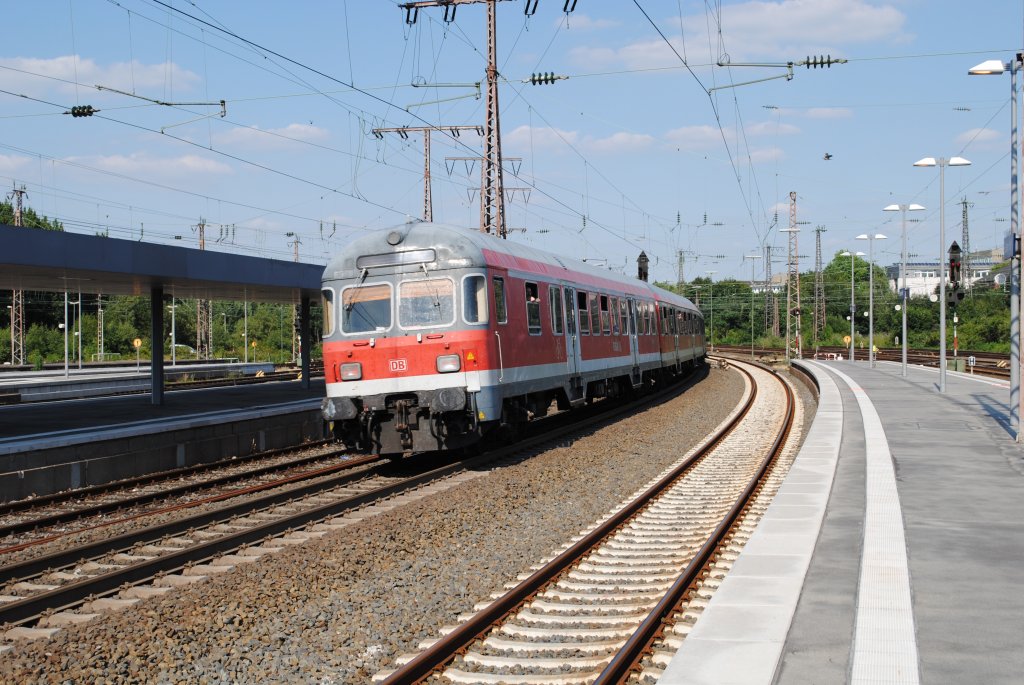 Am 18.7.2010 verlsst ein RE-Steuerwagen Karlsruher Bauart Essen Hbf.