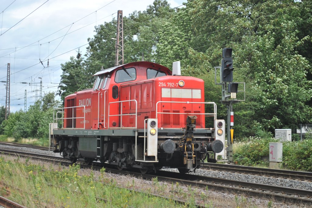 Am 18.7.2011 fährt 294 792-7 solo durch Ratingen-Lintorf.