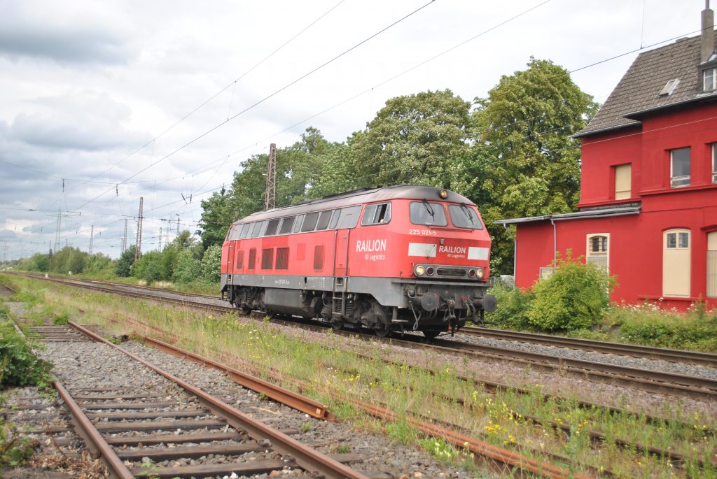 Am 18.7.2011 zieht 225 021-5 solo durch Ratingen-Lintorf.