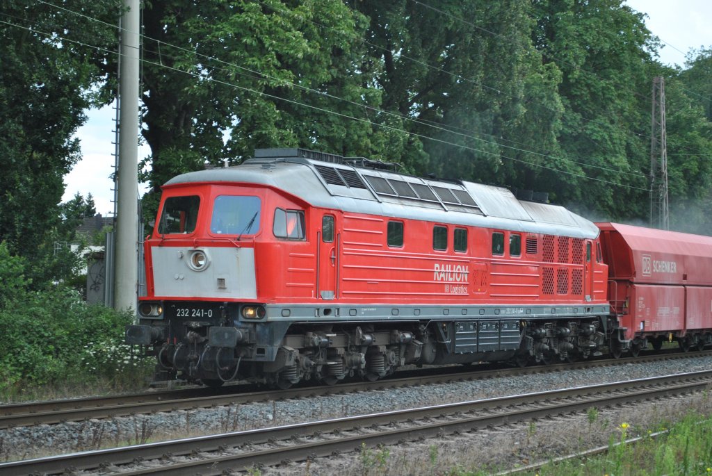 Am 18.7.2011 zieht 232 241-0 einen Kalkzug durch Ratingen-Lintorf.