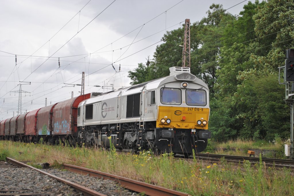 Am 18.7.2011 zieht 247 016-9 einen Güterzug durch Ratingen-Lintorf.
