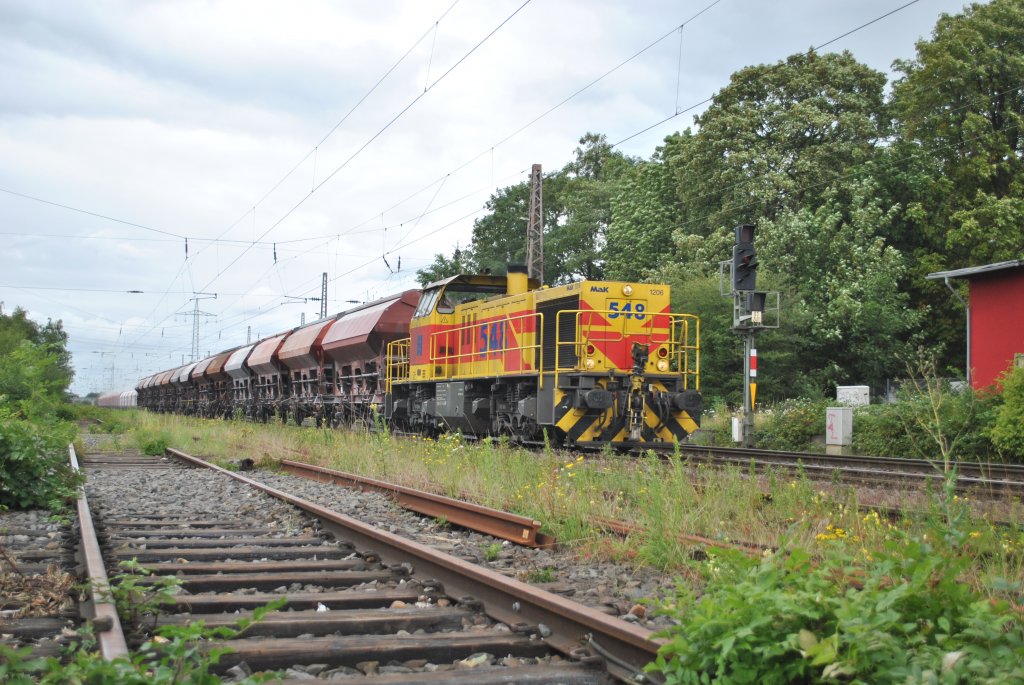 Am 18.7.2011 zieht E&H 548 einen Güterzug durch Ratingen-Lintorf.