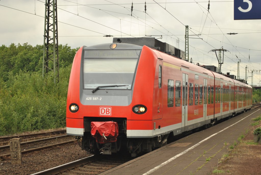 Am 20.6.2011 fährt 425 097 als RB33 nach Mönchengladbach Hbf in Rheinhausen ein.