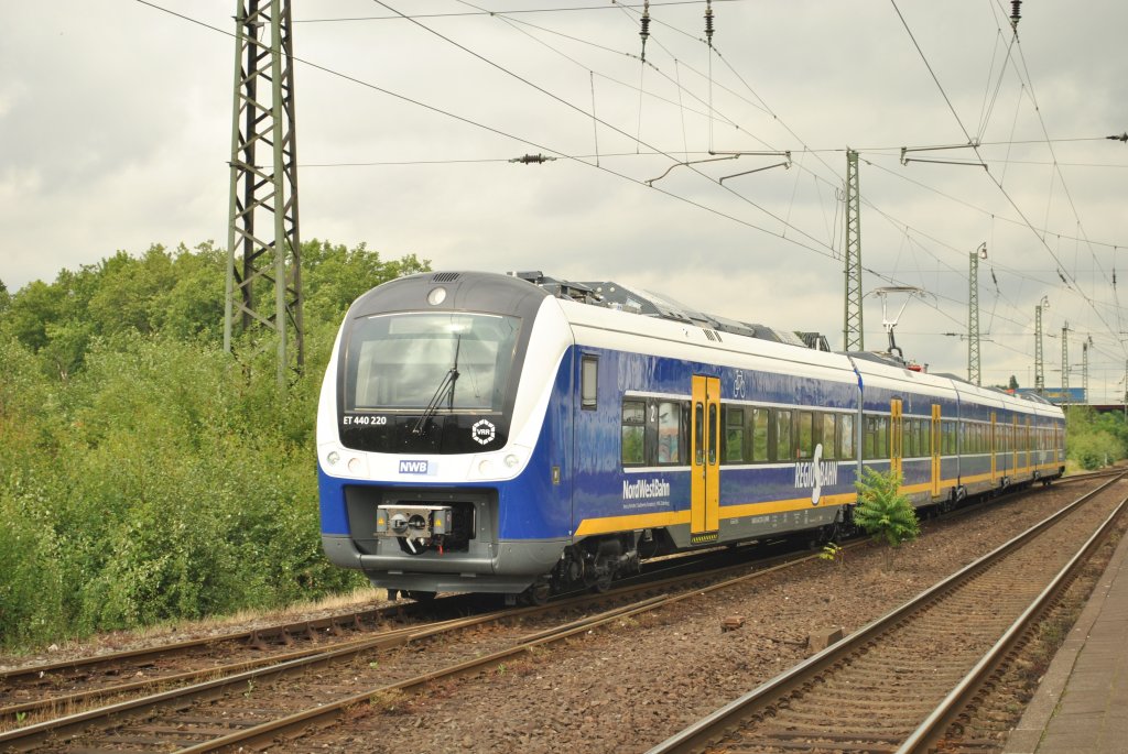 Am 20.6.2011 fährt ET 440 220 als RB31 nach Moers in Rheinhausen ein.