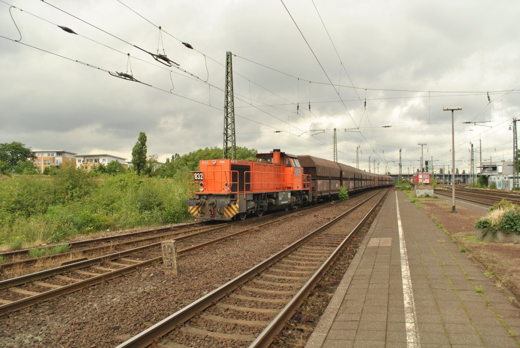 Am 20.6.2011 zieht 832 einen Kohlezug durch Rheinhausen.