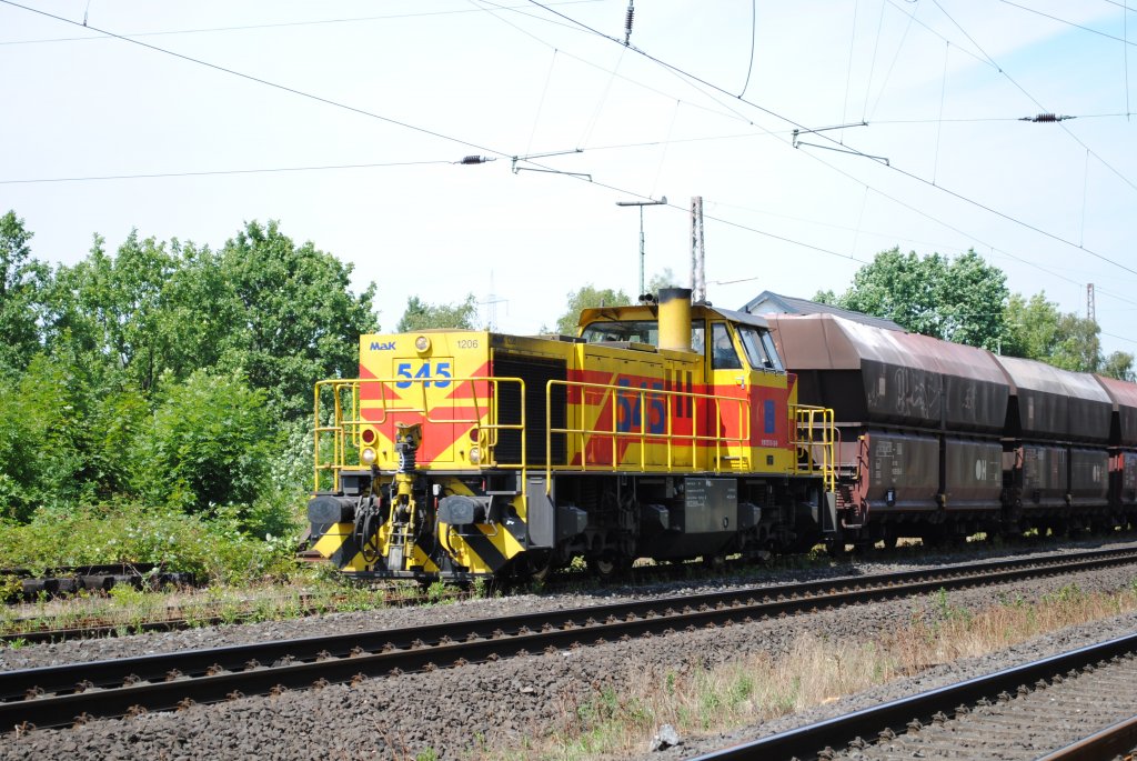 Am 20.7.2010 zieht E&H 545 einen Güterzug durch Ratingen-Lintorf.