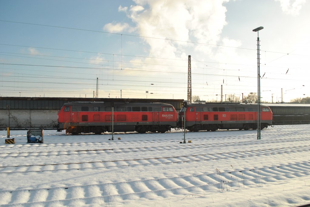 Am 2.1.2011 stehen 225 117-1 und 225 051-2 abgestellt in Wanne-Eickel Hbf.