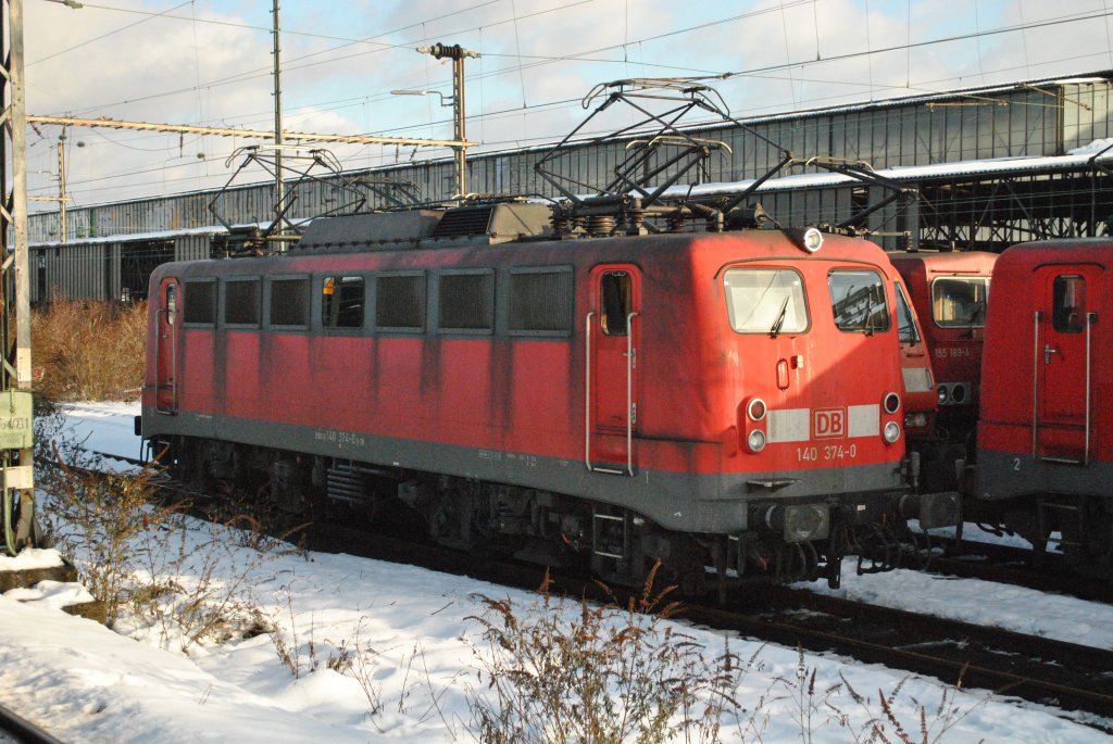 Am 2.1.2011 steht 140 374-0 abgestellt in Wanne-Eickel Hbf.