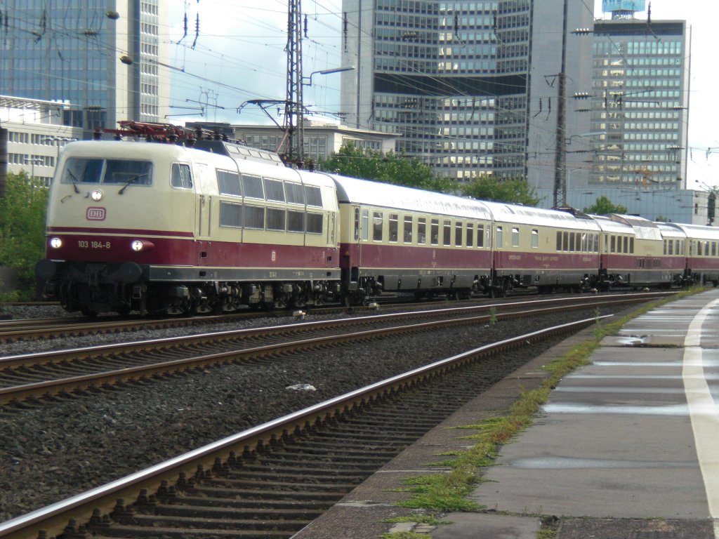 Am 21.6.2009 zieht 103 184-8 einen TEE Sonderzug aus dem Essener Hbf in Richtung Bochum.
