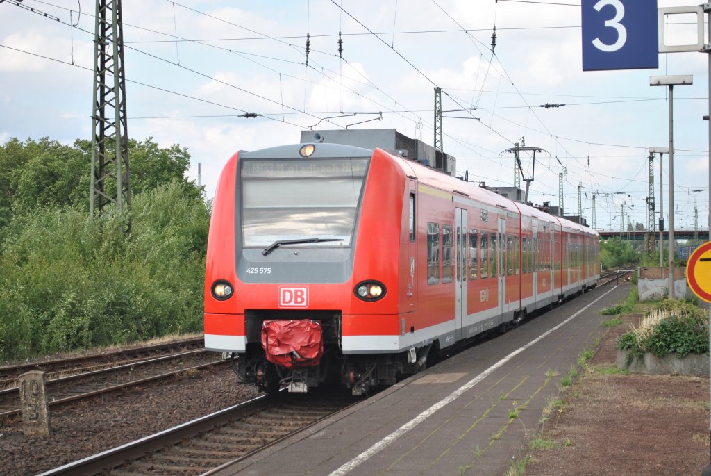 Am 21.6.2011 fährt 425 075 als RB33 nach Mönchengladbach Hbf in Rheinhausen ein.