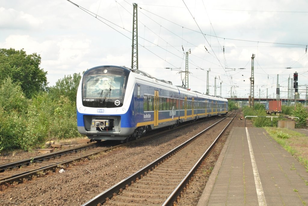 Am 21.6.2011 fährt ET 440 220 als RB31 nach Moers in Rheinhausen ein.