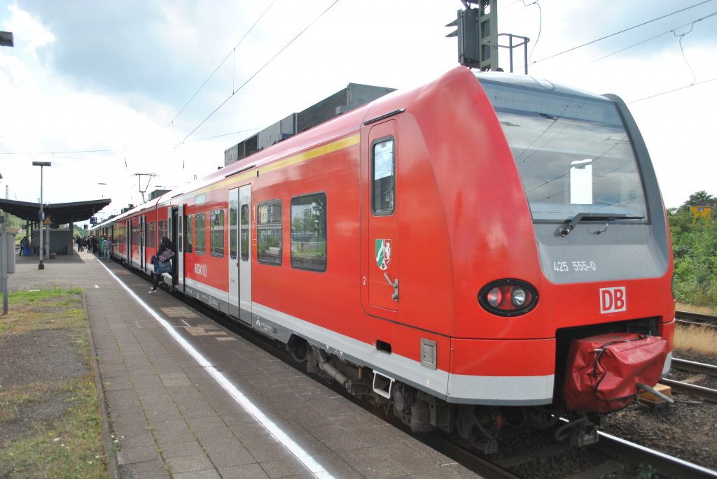 Am 21.6.2011 steht 425 055 als RB33 nach Mnchengladbach in Rheinhausen.