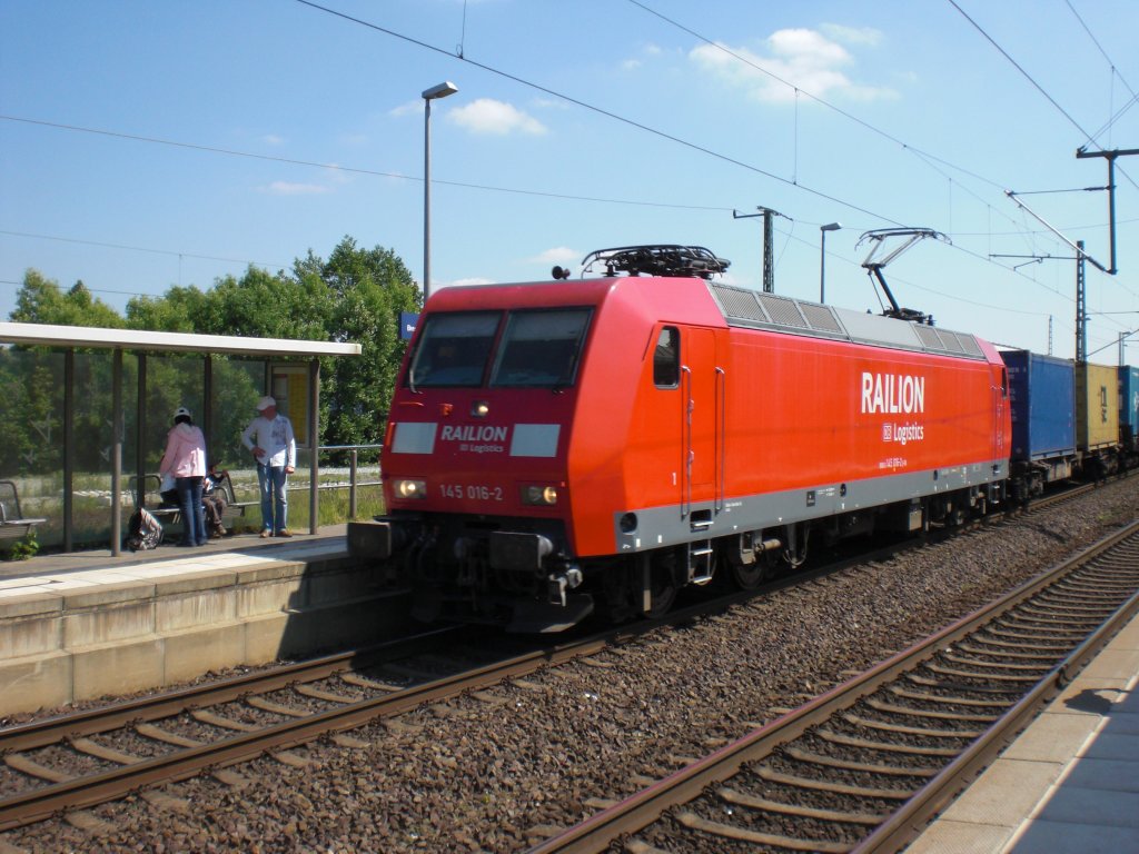 Am 23.5.2009 zieht 145 016-2 einen Containerzug durch Bremen Burg.