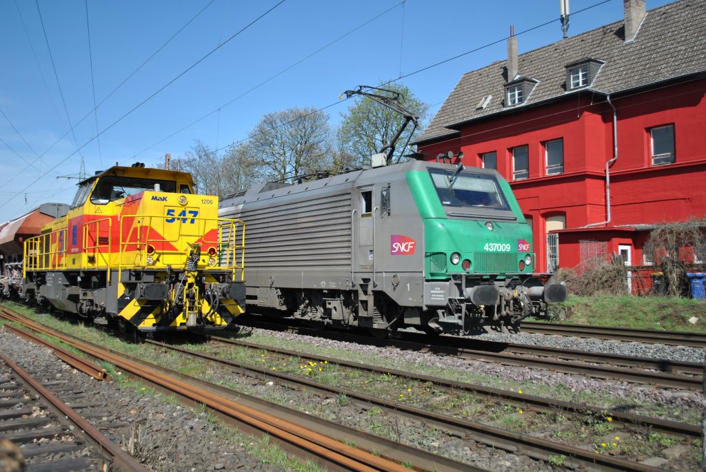 Am 2.4.2011 zieht 437009 einen Gterzug durch Ratingen-Lintorf.