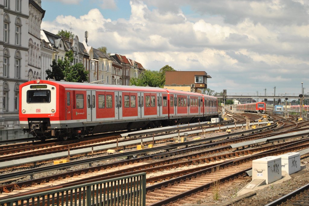 Am 25.7.2010 fhrt eine Doppeltraktion BR 472 als S2 nach Aumhle in Hamburg-Altona in den Tunnel.