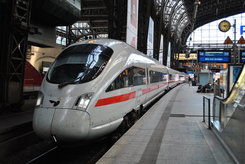 Am 25.7.2010 steht 605 011-5 in Hamburg Hbf und wartet auf die nächste Aufgabe.