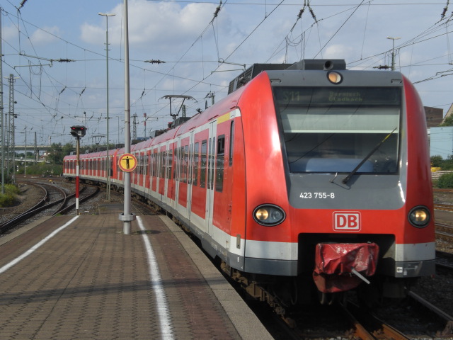 Am 25.8.2007 fhrt 423 055 als S11 nach Bergisch Gladbach in Neuss Hbf ein.