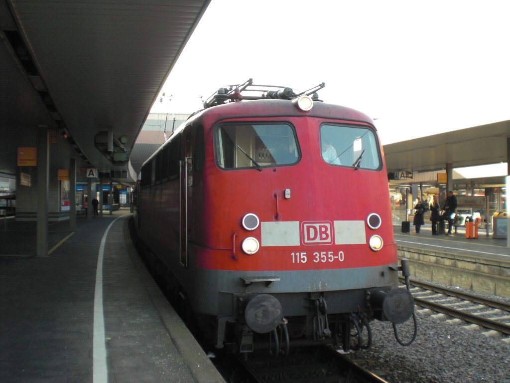 Am 30.12.2008 wartet 115 355-0 im Dsseldorfer Hbf auf Abfahrt.