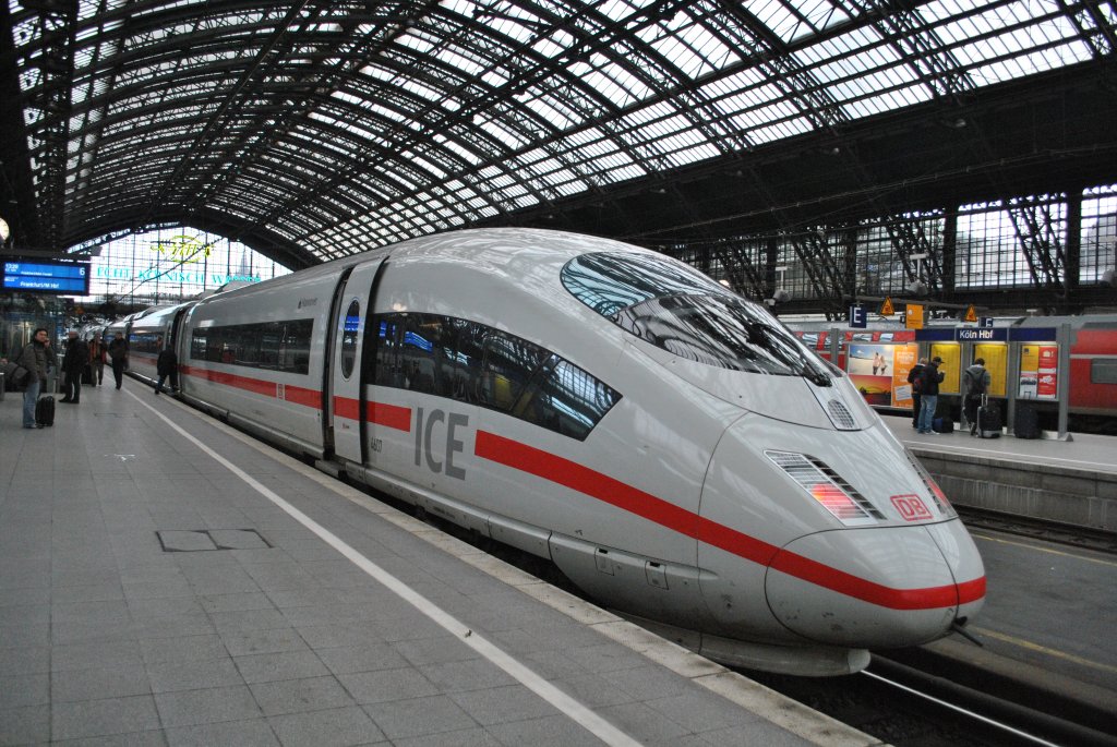 Am 4.2.2011 steht 406 007-5 als ICE 123 nach Arnheim im Klner Hbf.