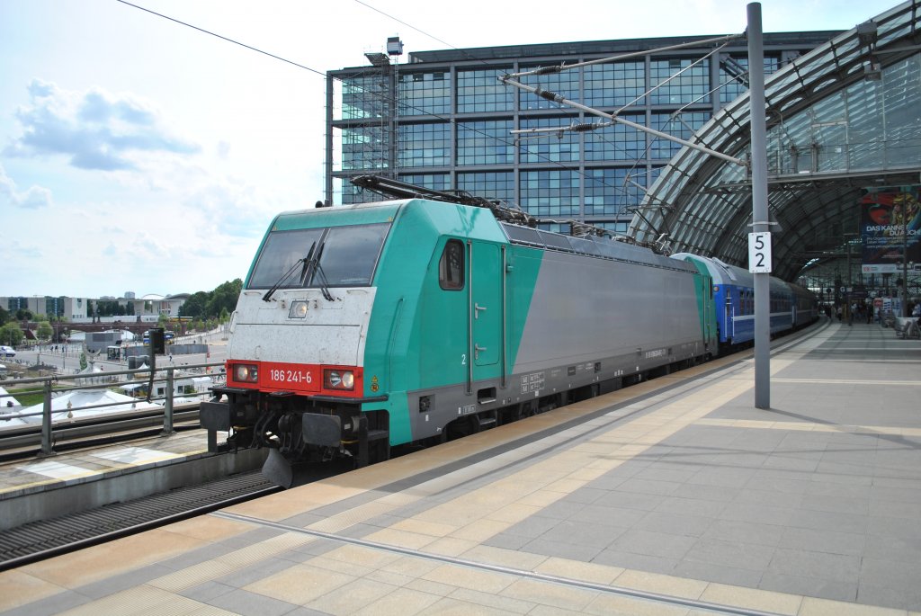 Am 4.8.2010 steht 186 241-6 mit einem Zug nach Russland in Berlin Hbf.