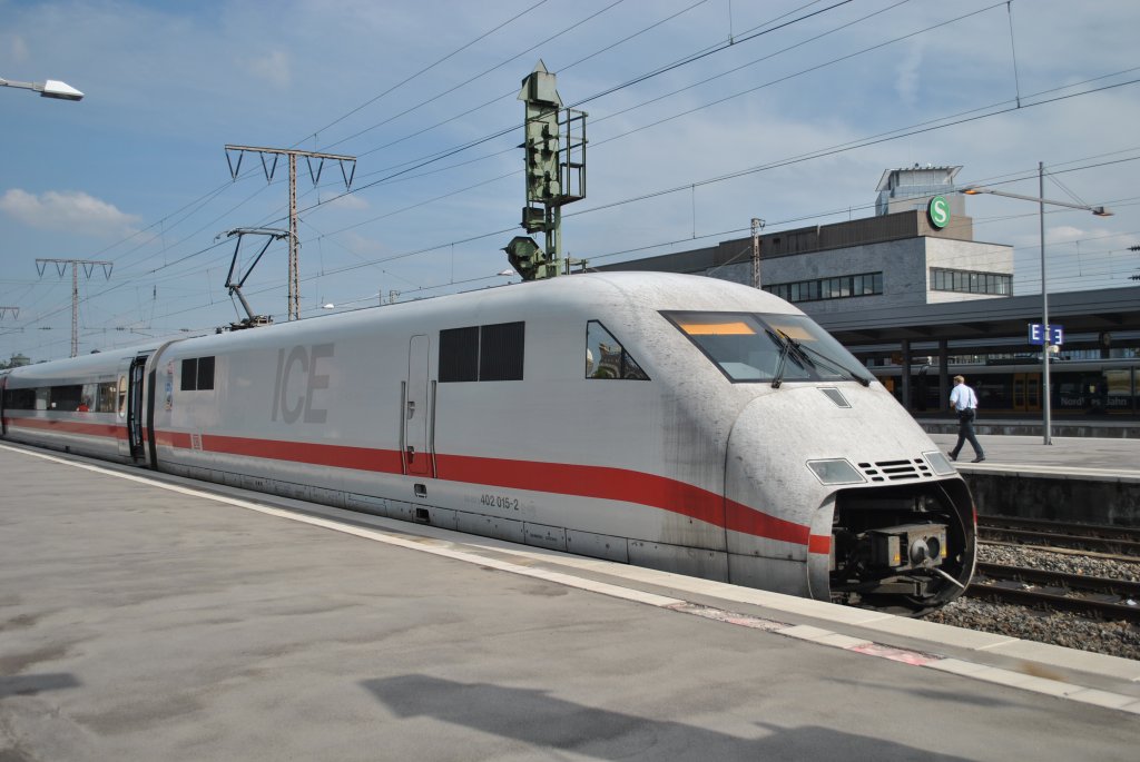 Am 5.8.2011 steht 402 015-2 „Bitterfeld-Wolfen“ zusammen mit 402 030-1 „Delitzsch“ im Essener Hbf.