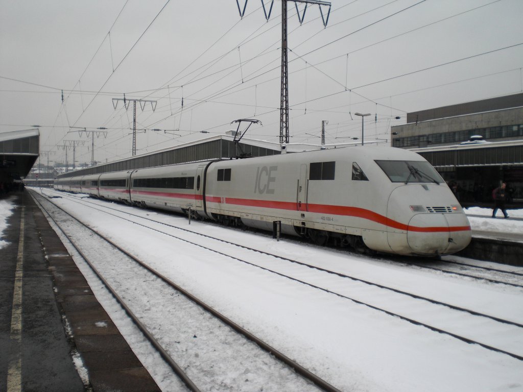 Am 7.1.2009 steht 402 038-4 „Saarbrcken“ als ICE nach Berlin im Essener Hbf.