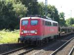Am 13.6.2009 fährt 140 354-2 mit einem Güterzug durch Viersen.